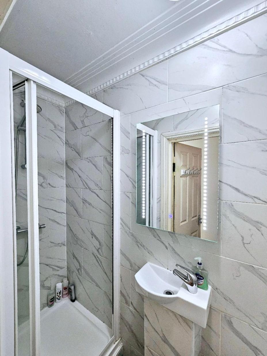 Spacious & Cosy 2 Bedroom Home Plus 2 Sofa-Beds With Private Entrance And Back Patio, 3 Min Walk To Earl'S Court Station London Exterior photo